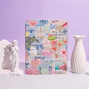 Può includere: Una custodia per tablet colorata con un collage di elementi nautici e floreali. Il design include fiori rosa, stelle marine, conchiglie e il testo "ALOHA HOWDY ELLO". La custodia ha una chiusura magnetica.