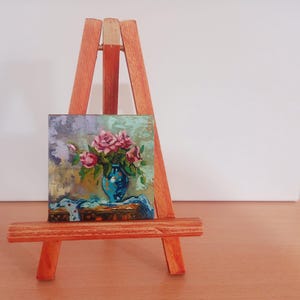 Mini ramo de rosas en jarrón azul – Pintura al óleo original de 4x4 sobre cartón, bodegón floral, decoración de pared pequeña