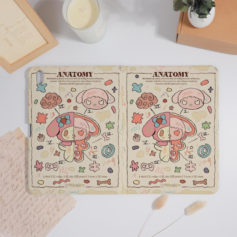 K&ouml;nnte beinhalten: Eine beige Tablet-H&uuml;lle mit einer anatomischen Cartoon-Illustration. Das Design umfasst eine geteilte Figur mit inneren Organen, beschrifteten Diagrammen und dem Wort "ANATOMY". Die H&uuml;lle hat einen skurrilen, handgezeichneten Stil.