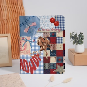 Könnte beinhalten: Ein dekoratives Notizbuch mit einem Patchwork-Design mit einem Pferd, Sternen und dem Wort "Cowboy". Das Cover enthält amerikanische Flaggen, Kirschen und das Wort "America". Das Notizbuch hat ein blaues und rotes Farbschema.