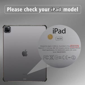 K&ouml;nnte beinhalten: Ein iPad Pro mit einer transparenten H&uuml;lle wird gezeigt, mit einer Nahaufnahme der Ger&auml;tespezifikationen. Der Text lautet "Bitte &uuml;berpr&uuml;fen Sie Ihr iPad-Modell" und hebt die Modellnummer A1395 hervor. Das iPad hat eine silberne R&uuml;ckseite und eine schwarze Kamera.