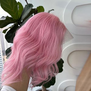 Parrucca rosa ondulata a strati con base in pizzo / 100% capelli umani, densità 150, pre-decolorata, corona alta