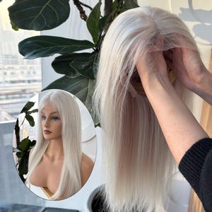 Könnte beinhalten: Eine lange, glatte, platinblonde Perücke wird von Händen gehalten. Die Perücke wird in einem kleineren inset-Bild auf einem Schaufensterpuppenkopf gezeigt. Die Perücke hat eine Spitze vorne und scheint aus Kunstfasern zu bestehen.