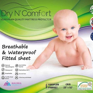 Op de afbeelding: Een wit hoeslaken met de woorden "Dry N' Comfort" en "European Quality Mattress Protector" erop gedrukt. Het laken is afgebeeld met een baby die erop ligt. Het laken is ademend en waterdicht. Het is ook hypoallergeen en anti-mijt. Het laken is machinewasbaar op 90°C en geschikt voor de droger. Chloor is verboden. Het laken is een 100% Europees product en meet 71 cm bij 132 cm.