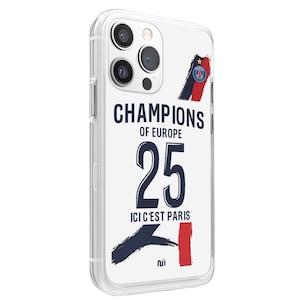 Könnte beinhalten: Transparente Handyhülle mit weißer Rückseite. Sie zeigt den Text "CHAMPIONS OF EUROPE 25 ICI C'EST PARIS" mit roten, weißen und blauen Pinselstrichen und einem Teamlogo. Die Hülle ist für ein Smartphone konzipiert.
