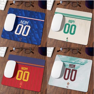 Può includere: Quattro tappetini per mouse rettangolari con design di maglie sportive che riportano il testo NOM e il numero 00. I design includono motivi blu, crema, rossi e azzurri con varie grafiche ispirate alle squadre e piccoli loghi in basso.