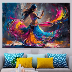 Peut inclure: Peinture abstraite d'une danseuse en mouvement, aux couleurs vives de bleu, orange, rose et jaune. L'œuvre est accrochée au-dessus d'un canapé gris avec des coussins décoratifs. Ambiance salon moderne.