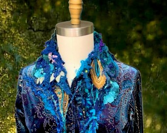 Samt Boho Perlen Pfau Jacke, tragbare Kunst verändert Öko-Couture-Bluse Fantasy Göttin blau umgearbeitete Kleidung. Größe M. Versandfertig