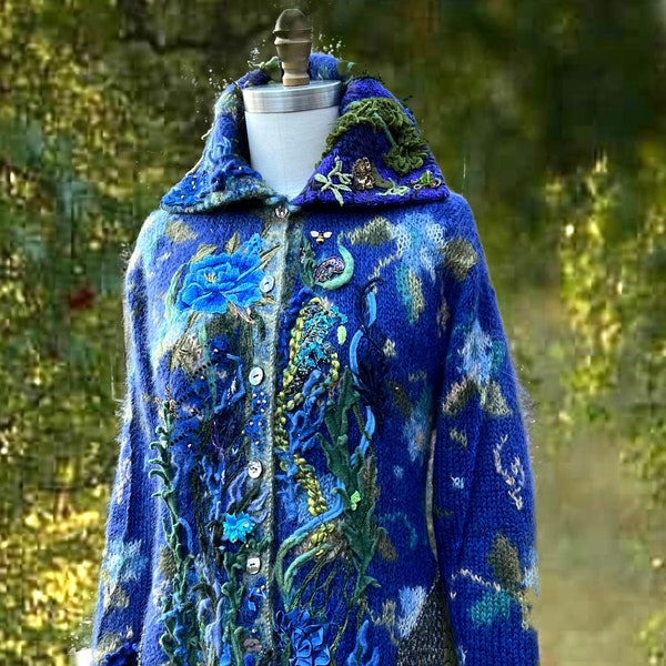 Maglione unico d'arte indossabile Cappotto fantasia OOAK abbigliamento riproposto lungo cappotto floreale verde blu, boho eco couture. Pronto a spedire. Taglia grossa