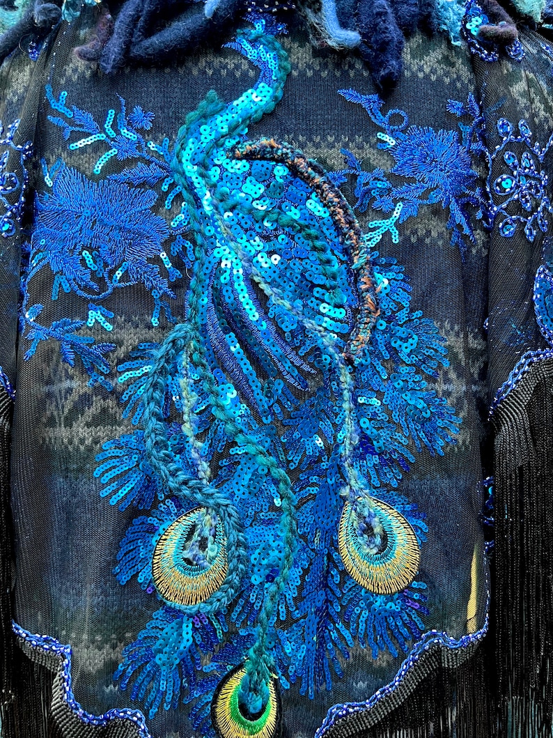Påfågelfantasi boho tröja: lång vinter OOAK bärbar konstkläder, unik romantisk hantverksmässig handgjord konst att bära kappa. Storlek XL. bild 8