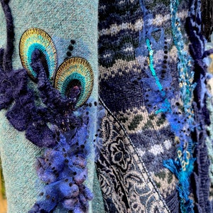 Påfågelfantasi boho tröja: lång vinter OOAK bärbar konstkläder, unik romantisk hantverksmässig handgjord konst att bära kappa. Storlek XL. bild 9