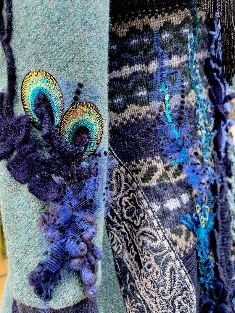 Påfågelfantasi boho tröja: lång vinter OOAK bärbar konstkläder, unik romantisk hantverksmässig handgjord konst att bära kappa. Storlek XL. bild 9