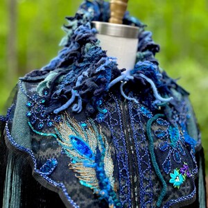 Påfågelfantasi boho tröja: lång vinter OOAK bärbar konstkläder, unik romantisk hantverksmässig handgjord konst att bära kappa. Storlek XL. bild 4