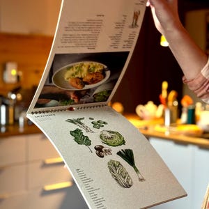 Einzigartiger Saisonkalender aus Graspapier: Handillustrierte Motive von regionalem Gemüse wie Spargel, Tomate, Zwiebel und Grünkohl. Nachhaltig hergestellt in Stuttgart, DIN A4. Perfekt für saisonales Kochen und als Deko!