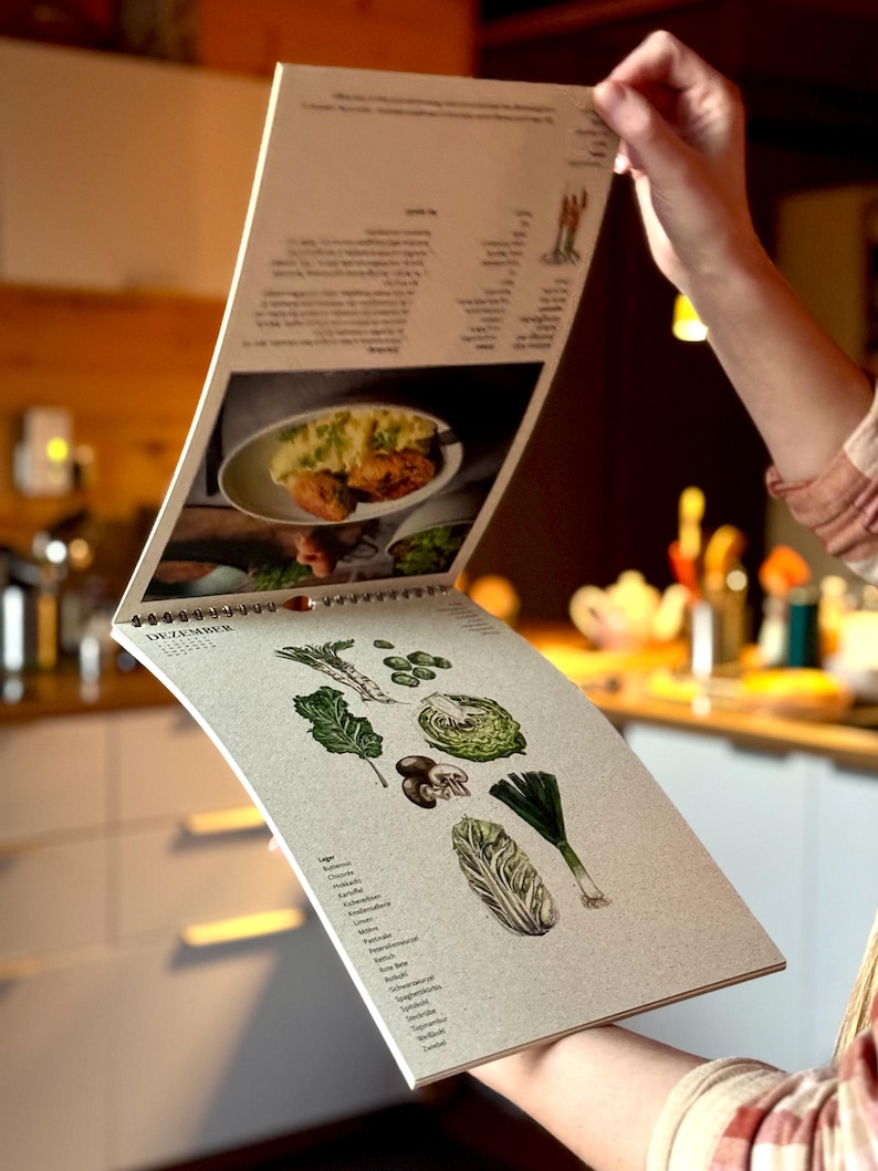 Einzigartiger Saisonkalender aus Graspapier: Handillustrierte Motive von regionalem Gemüse wie Spargel, Tomate, Zwiebel und Grünkohl. Nachhaltig hergestellt in Stuttgart, DIN A4. Perfekt für saisonales Kochen und als Deko!