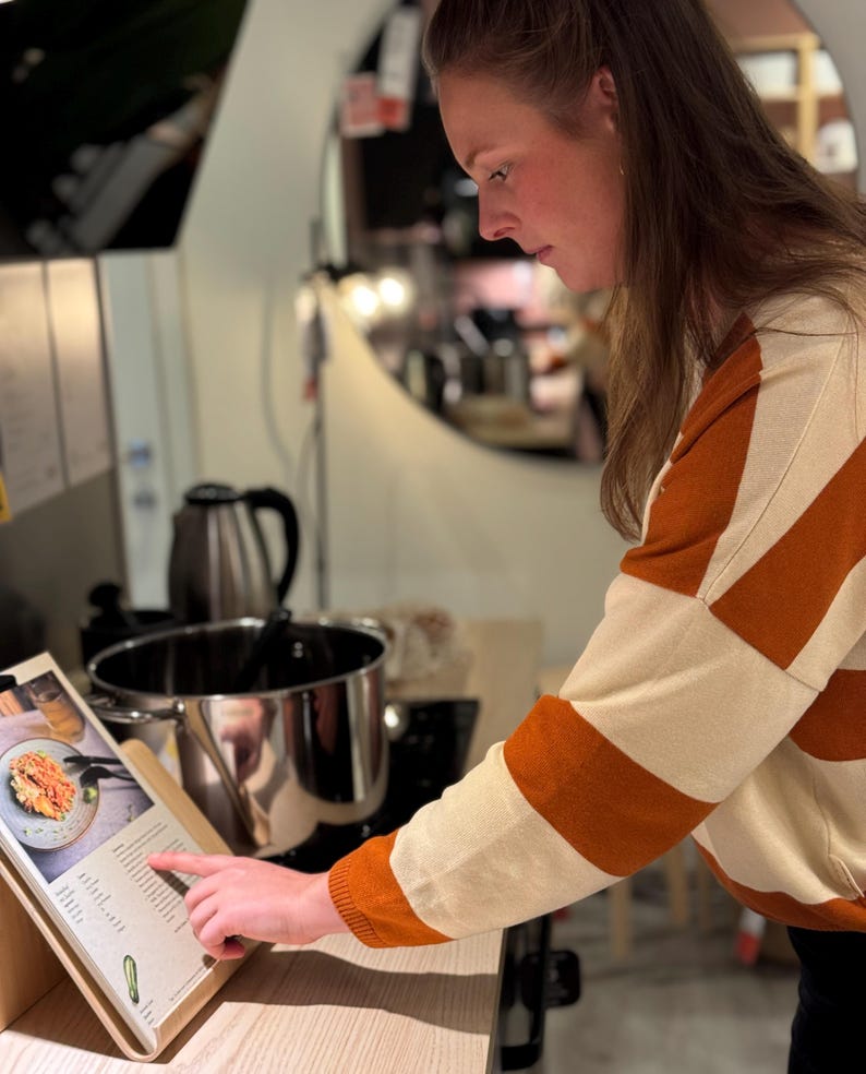 Auf diesem Bild siehst du mich, die Entwicklerin des Saisonkalenders, beim Kochen. Ich lasse mich von den liebevoll gestalteten Illustrationen und Rezeptideen inspirieren, um saisonale Zutaten in leckere Gerichte zu verwandeln.