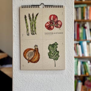 Die Vorderseite des Kalenders ist so gestaltet, dass sie sich ideal als stilvolle Postkarten nutzen lässt – perfekt zum Verschenken oder Verschicken. Jede Karte ist ein kleines Kunstwerk mit handillustrierten, saisonalen Gemüse-Motiven!