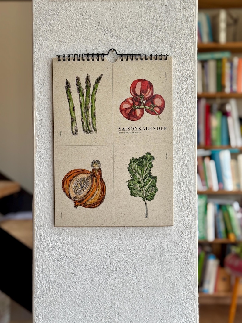 Die Vorderseite des Kalenders ist so gestaltet, dass sie sich ideal als stilvolle Postkarten nutzen lässt – perfekt zum Verschenken oder Verschicken. Jede Karte ist ein kleines Kunstwerk mit handillustrierten, saisonalen Gemüse-Motiven!
