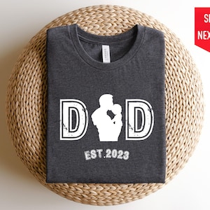Tshirt papa est 2023, chemise papa personnalisée, papa personnalisé, faire-part de grossesse pour papa, cadeau pour papa, chemise fête des pères, chemise nouveau papa