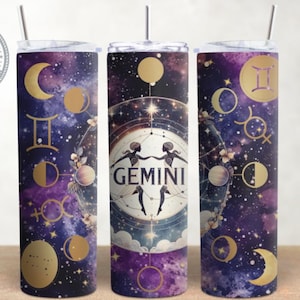 Puede incluir: Tres vasos de acero inoxidable con un diseño de galaxia púrpura y dorado que presenta el signo del zodíaco Géminis, lunas y estrellas. El vaso del medio tiene la palabra "GEMINI" en letras doradas.