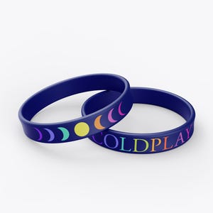 Coldplay Silikonarmband Geprägte Monde Vollfarbe Regenbogen Mond Musik der Sphären Alien 1/2 "halb Zoll breites Armband für Jugendliche oder Erwachsene