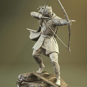 Pode incluir: Escultura detalhada de um arqueiro em pose dinâmica, a puxar um arco. A figura está vestida com roupas detalhadas, com capa e botas. A estátua está sobre uma base rochosa, com um fundo neutro.