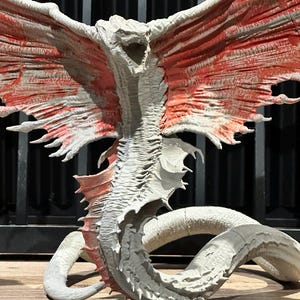 Warbat-inspirerad bevingad ormdrakefigur – handgjord fantasistaty