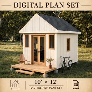 以下が含まれることがあります： 10フィート×12フィートの小屋のデジタル設計図セット。クリーム色の外壁、縦張りサイディング、ダークグレーの切妻屋根、木製デッキが特徴。構造にはガラス製の両開きドア、4つの窓、木製の椅子、自転車が含まれている。