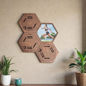 Puede incluir: Una taza de cerámica blanca con un asa negra y el texto "But First, Coffee" en negro, con una fuente de estilo manuscrito. La taza está sobre una superficie blanca.