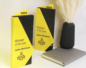 Trofeo de madera y acrílico amarillo, placa de premio corporativa con logotipo personalizado, regalo personalizado para el gerente del año.