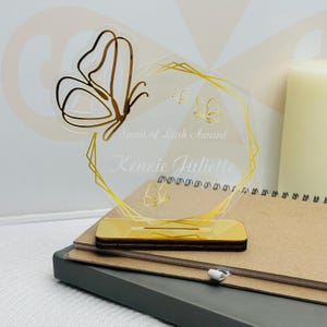 Personlig akryltroféplakett, UV-tryckt text, träbas, guldfärgad spegelkontur, fristående bordsskiva med fjärilsdekor, anpassad namnskylt