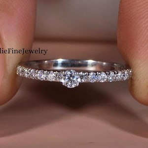 Anello di fidanzamento con diamante taglio rotondo da 0,20 ct, creato in laboratorio, per lei, anello con montatura a mezza eternità a 4 punte, per matrimonio, anello regalo di anniversario per la moglie.
