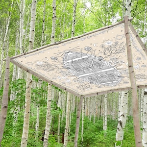 Puede incluir: Un dosel beige con una ilustración en blanco y negro de un barco, flores y elementos celestiales. El dosel está sostenido por postes de abedul y se encuentra en un bosque de abedules con follaje verde. El diseño es detallado.