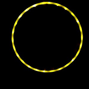 Puede incluir: Una tira de luz LED amarilla en forma de círculo, brillando intensamente sobre un fondo negro.