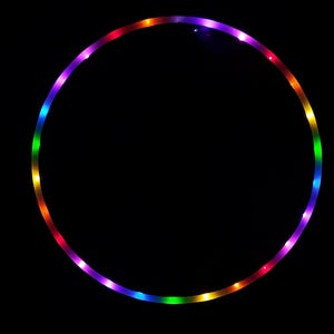 Peut inclure: Un cerceau LED arc-en-ciel de forme circulaire. Le cerceau est éclairé par une variété de couleurs, notamment le rouge, l'orange, le jaune, le vert, le bleu, l'indigo et le violet.