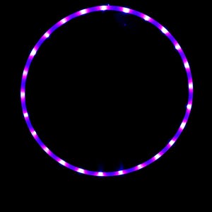 Può includere: Un cerchio LED viola e rosa, illuminato su uno sfondo nero.