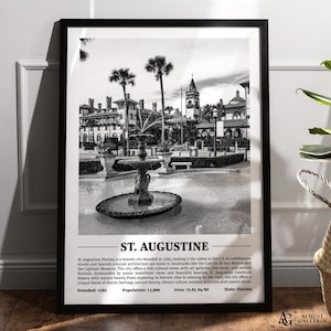 Könnte beinhalten: Ein Schwarzweißfoto eines Brunnens in der Mitte eines Innenhofs in St. Augustine, Florida. Der Brunnen ist von Palmen und historischen Gebäuden umgeben. Der Text unter dem Bild lautet "St. Augustine, Gegründet: 1565, Bevölkerung: 15.900, Fläche: 12,85 Quadratmeilen, Bundesstaat: Florida."