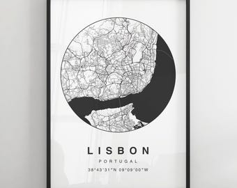 Puede incluir: Impresión enmarcada en blanco y negro del mapa de Lisboa, Portugal. El mapa es un diseño circular detallado con las calles y los puntos de referencia de la ciudad. La palabra "LISBOA" está impresa en negrita, con el país y las coordenadas debajo.