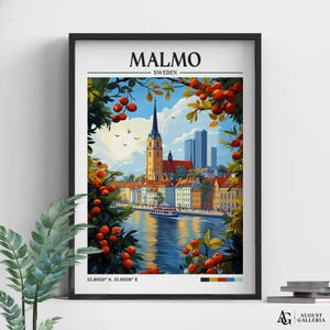 Puede incluir: Lámina enmarcada de Malmö, Suecia, con un colorido paisaje urbano con una aguja de iglesia, edificios y un río. La lámina incluye el texto "MALMO SUECIA" en la parte superior y coordenadas en la parte inferior. Bayas rojas y follaje verde enmarcan la imagen.