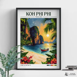 Puede incluir: Impresión artística enmarcada de Koh Phi Phi, Tailandia. La obra de arte representa una escena de playa tropical con un barco de cola larga, acantilados y una puesta de sol. El texto en la parte superior dice "KOH PHI PHI - THAILAND". Las coordenadas se enumeran en la parte inferior.