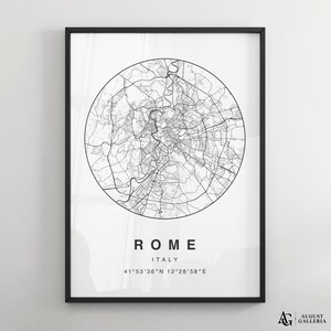 Puede incluir: Impresión de mapa en blanco y negro de Roma, Italia. El mapa está en un círculo con el nombre de la ciudad y las coordenadas debajo. La impresión está en papel blanco con un marco negro.