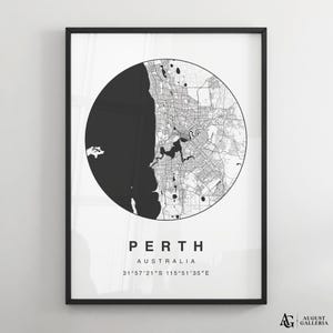 Puede incluir: Impresión de mapa en blanco y negro de Perth, Australia. El mapa está en un círculo con el nombre de la ciudad y las coordenadas debajo. La impresión está enmarcada en un marco negro.
