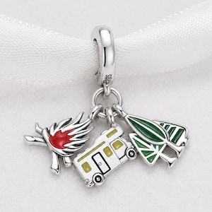 Può includere: Un charm in argento con tre ciondoli: un falò con fiamme rosse, un camper bianco e giallo e un albero verde. Il charm è progettato per un braccialetto o una collana.