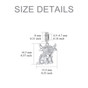 Puede incluir: Un charm plateado con un dise&ntilde;o de vaca de las Tierras Altas. El charm mide 14,5 mm de alto y 13,5 mm de ancho. El anillo del charm tiene un di&aacute;metro de 8 mm. El texto "SIZE DETAILS" est&aacute; en la parte superior de la imagen.