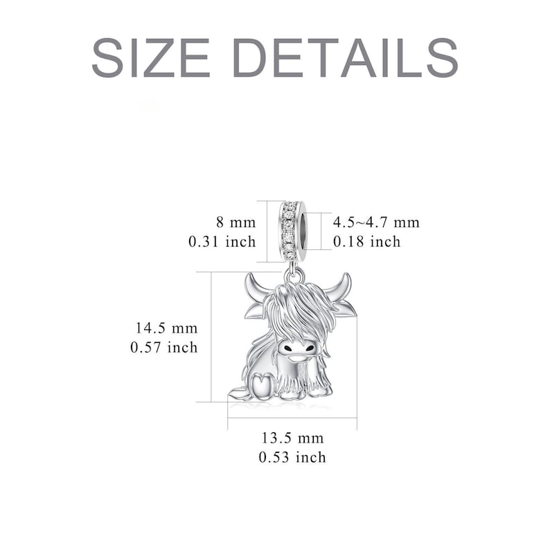 Puede incluir: Un charm plateado con un dise&ntilde;o de vaca de las Tierras Altas. El charm mide 14,5 mm de alto y 13,5 mm de ancho. El anillo del charm tiene un di&aacute;metro de 8 mm. El texto "SIZE DETAILS" est&aacute; en la parte superior de la imagen.