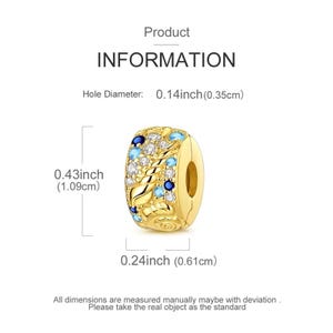 Puede incluir: Un charm dorado con piedras preciosas azules y blancas y un dise&ntilde;o de hojas. El charm mide 1,09 cm de largo y 0,61 cm de ancho. El di&aacute;metro del agujero es de 0,35 cm. Se muestra la informaci&oacute;n del producto.
