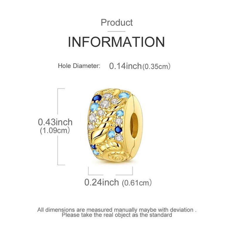 Puede incluir: Un charm dorado con piedras preciosas azules y blancas y un dise&ntilde;o de hojas. El charm mide 1,09 cm de largo y 0,61 cm de ancho. El di&aacute;metro del agujero es de 0,35 cm. Se muestra la informaci&oacute;n del producto.