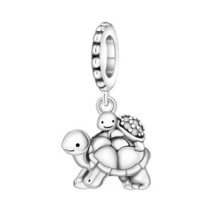 Könnte beinhalten: Ein silberner Charm-Anhänger, der eine große Schildkröte zeigt, die eine kleinere Schildkröte auf ihrem Rücken trägt. Der Charm hat oben eine Schlaufe zum Befestigen an einem Armband oder einer Halskette. Der Panzer der kleinen Schildkröte ist mit kleinen, funkelnden Steinen besetzt.