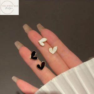 小さな黒と白のハートスタッドピアス。女性用。シンプルでかわいい女の子向け。韓国風のラブハートピアス。ギフトジュエリーピアスセット。