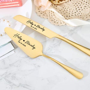 Puede incluir: Juego de cuchillo y servidor de pastel dorado con los nombres "Haley & Manley" y la fecha "06-12-2025" grabados en ellos.